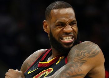 Леброн Джеймс не разговаривает с «Кливлендом». Раньше это приводило к смене клуба