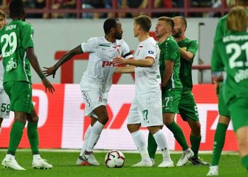 Первый гол Смолова за «Локомотив» помог команде переиграть «Анжи»