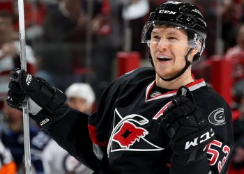 «Каролина» обменяла Джеффа Скиннера в «Баффало» за молодого нападающего и 3 драфт-пика