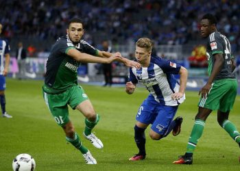 «Шальке» дома уступил «Герте». Коноплянка заработал удаление