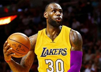 Трипл-дабл Леброна помог «Лейкерс» нанести первое поражение «Денверу»