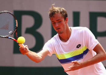 Медведев в трех сетах уступил Федереру на «Мастерсе» в Шанхае