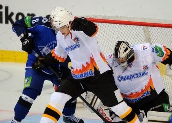 «Северсталь» отыграла 3 шайбы за 2 минуты, но уступила «Нефтехимику»