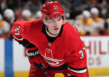 Шайба 18-летнего Свечникова помогла «Каролине» переиграть «Ванкувер»