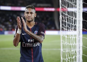 ПСЖ платит игрокам за аплодисменты болельщикам и вежливость, Неймару больше всех