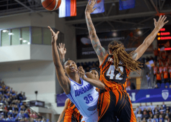 Баскетболистки УГМК добыли 42-ю победу подряд, в гостях переиграв курское «Динамо»