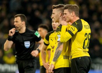 Дортмундская «Боруссия» обыграла одноклубников из Менхенгладбаха в матче лидеров