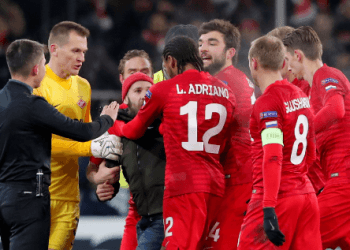 Фанат «Спартака», выбежавший на поле, подаст иск к клубу за нанесение побоев