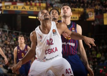 ЦСКА благодаря 25 очкам де Коло в принципиальном матче переиграл «Барселону»