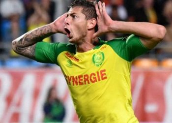 Поиски пропавшего самолета с Салой приостановлены, шансы на выживание низкие