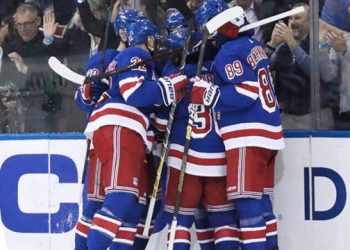 Дубль Бучневича помог «Рейнджерс» дома переиграть «Каролину»