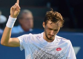 Медведев вышел в финал турнира в Софии, в двух сетах переиграв Монфиса