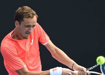 Медведев принёс России первую победу над Швейцарией в Кубке Дэвиса