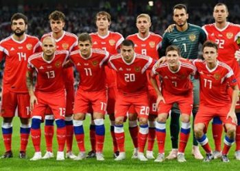 Сборная России по футболу опустилась на две строчки рейтинга ФИФА