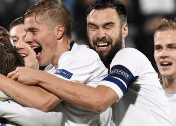 Финские игроки искупали тренера в душе, отмечая исторический выход на Евро