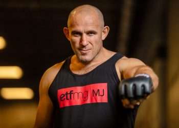 Прогноз Деррик Льюис — Алексей Олейник (9 августа 2020), ставки и коэффициенты